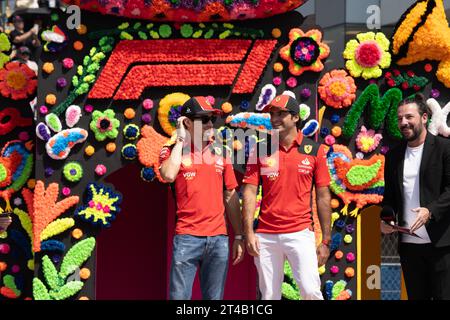 Mexico City Grand Prix, Mexique. 29 octobre 2023. Charles Leclerc et Carlos Sainz sourient sur scène avant de rejoindre le défilé des pilotes. Crédit : Lexie Harrison-Cripps/Alamy Live News Banque D'Images
