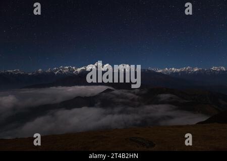 Paysage de montagne de nuit sur une nuit étoilée. Beau paysage de montagne de nuit sous clair de lune lumineux. Étoiles au-dessus de la chaîne de montagnes de l'himalaya, Everest B. Banque D'Images