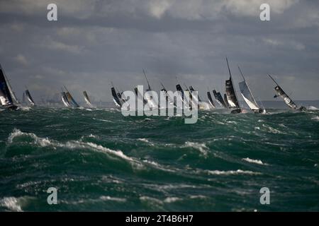 Ultim, Transat Jacques Vabre 2023 en mer agitée, le départ est donné pour l'Ultim, l'Ocean Fifty et la Class40. Dimanche 29 octobre peu après 13:00, au large du Havre, en France, les monocoques de classe 40 naviguent au départ de la course de voiliers à deux mains Jacques Vabre, du Havre à l'île française d'outre-mer de la Martinique, au Havre le 29 octobre 2023. Le départ des Imoca 40 dans la Transat Jacques-Vabre a été retardé en raison du mauvais temps, mais le départ des 55 bateaux dans les autres classes Ultim, Ocean Fifty et Class40 a été maintenu. Photo de Franck Castel/ABACAPRESS.COM Banque D'Images