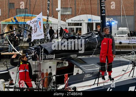 Tiphanie Ragueneau. Ultim, Transat Jacques Vabre 2023 en mer agitée, le départ est donné pour l'Ultim, l'Ocean Fifty et la Class40. Dimanche 29 octobre peu après 13:00, au large du Havre, en France, les monocoques de classe 40 naviguent au départ de la course de voiliers à deux mains Jacques Vabre, du Havre à l'île française d'outre-mer de la Martinique, au Havre le 29 octobre 2023. Le départ des Imoca 40 dans la Transat Jacques-Vabre a été retardé en raison du mauvais temps, mais le départ des 55 bateaux dans les autres classes Ultim, Ocean Fifty et Class40 a été maintenu. Photo de Franck Castel/ABAC Banque D'Images