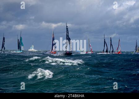 Ultim, Transat Jacques Vabre 2023 en mer agitée, le départ est donné pour l'Ultim, l'Ocean Fifty et la Class40. Dimanche 29 octobre peu après 13:00, au large du Havre, en France, les monocoques de classe 40 naviguent au départ de la course de voiliers à deux mains Jacques Vabre, du Havre à l'île française d'outre-mer de la Martinique, au Havre le 29 octobre 2023. Le départ des Imoca 40 dans la Transat Jacques-Vabre a été retardé en raison du mauvais temps, mais le départ des 55 bateaux dans les autres classes Ultim, Ocean Fifty et Class40 a été maintenu. Photo de Franck Castel/ABACAPRESS.COM Banque D'Images