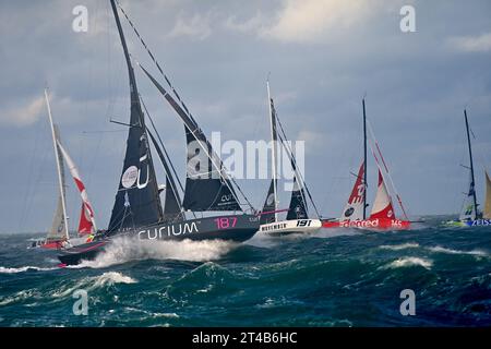 Ultim, Transat Jacques Vabre 2023 en mer agitée, le départ est donné pour l'Ultim, l'Ocean Fifty et la Class40. Dimanche 29 octobre peu après 13:00, au large du Havre, en France, les monocoques de classe 40 naviguent au départ de la course de voiliers à deux mains Jacques Vabre, du Havre à l'île française d'outre-mer de la Martinique, au Havre le 29 octobre 2023. Le départ des Imoca 40 dans la Transat Jacques-Vabre a été retardé en raison du mauvais temps, mais le départ des 55 bateaux dans les autres classes Ultim, Ocean Fifty et Class40 a été maintenu. Photo de Franck Castel/ABACAPRESS.COM Banque D'Images