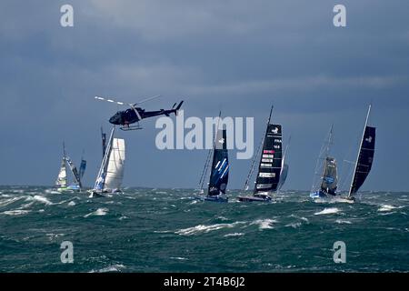 Ultim, Transat Jacques Vabre 2023 en mer agitée, le départ est donné pour l'Ultim, l'Ocean Fifty et la Class40. Dimanche 29 octobre peu après 13:00, au large du Havre, en France, les monocoques de classe 40 naviguent au départ de la course de voiliers à deux mains Jacques Vabre, du Havre à l'île française d'outre-mer de la Martinique, au Havre le 29 octobre 2023. Le départ des Imoca 40 dans la Transat Jacques-Vabre a été retardé en raison du mauvais temps, mais le départ des 55 bateaux dans les autres classes Ultim, Ocean Fifty et Class40 a été maintenu. Photo de Franck Castel/ABACAPRESS.COM Banque D'Images