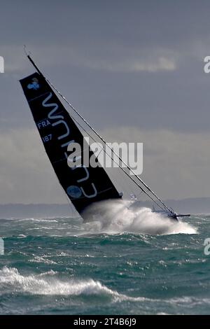 Ultim, Transat Jacques Vabre 2023 en mer agitée, le départ est donné pour l'Ultim, l'Ocean Fifty et la Class40. Dimanche 29 octobre peu après 13:00, au large du Havre, en France, les monocoques de classe 40 naviguent au départ de la course de voiliers à deux mains Jacques Vabre, du Havre à l'île française d'outre-mer de la Martinique, au Havre le 29 octobre 2023. Le départ des Imoca 40 dans la Transat Jacques-Vabre a été retardé en raison du mauvais temps, mais le départ des 55 bateaux dans les autres classes Ultim, Ocean Fifty et Class40 a été maintenu. Photo de Franck Castel/ABACAPRESS.COM Banque D'Images