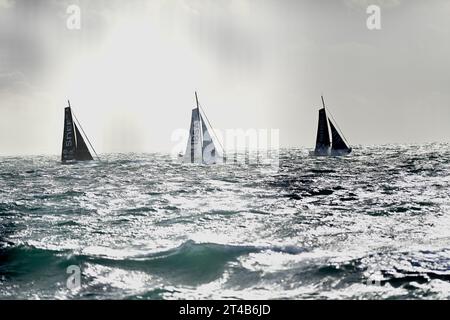 Ultim, Transat Jacques Vabre 2023 en mer agitée, le départ est donné pour l'Ultim, l'Ocean Fifty et la Class40. Dimanche 29 octobre peu après 13:00, au large du Havre, en France, les monocoques de classe 40 naviguent au départ de la course de voiliers à deux mains Jacques Vabre, du Havre à l'île française d'outre-mer de la Martinique, au Havre le 29 octobre 2023. Le départ des Imoca 40 dans la Transat Jacques-Vabre a été retardé en raison du mauvais temps, mais le départ des 55 bateaux dans les autres classes Ultim, Ocean Fifty et Class40 a été maintenu. Photo de Franck Castel/ABACAPRESS.COM Banque D'Images