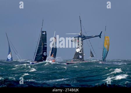 Ultim, Transat Jacques Vabre 2023 en mer agitée, le départ est donné pour l'Ultim, l'Ocean Fifty et la Class40. Dimanche 29 octobre peu après 13:00, au large du Havre, en France, les monocoques de classe 40 naviguent au départ de la course de voiliers à deux mains Jacques Vabre, du Havre à l'île française d'outre-mer de la Martinique, au Havre le 29 octobre 2023. Le départ des Imoca 40 dans la Transat Jacques-Vabre a été retardé en raison du mauvais temps, mais le départ des 55 bateaux dans les autres classes Ultim, Ocean Fifty et Class40 a été maintenu. Photo de Franck Castel/ABACAPRESS.COM Banque D'Images