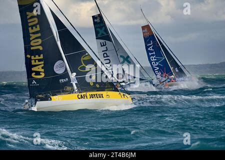 Ultim, Transat Jacques Vabre 2023 en mer agitée, le départ est donné pour l'Ultim, l'Ocean Fifty et la Class40. Dimanche 29 octobre peu après 13:00, au large du Havre, en France, les monocoques de classe 40 naviguent au départ de la course de voiliers à deux mains Jacques Vabre, du Havre à l'île française d'outre-mer de la Martinique, au Havre le 29 octobre 2023. Le départ des Imoca 40 dans la Transat Jacques-Vabre a été retardé en raison du mauvais temps, mais le départ des 55 bateaux dans les autres classes Ultim, Ocean Fifty et Class40 a été maintenu. Photo de Franck Castel/ABACAPRESS.COM Banque D'Images