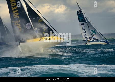 Ultim, Transat Jacques Vabre 2023 en mer agitée, le départ est donné pour l'Ultim, l'Ocean Fifty et la Class40. Dimanche 29 octobre peu après 13:00, au large du Havre, en France, les monocoques de classe 40 naviguent au départ de la course de voiliers à deux mains Jacques Vabre, du Havre à l'île française d'outre-mer de la Martinique, au Havre le 29 octobre 2023. Le départ des Imoca 40 dans la Transat Jacques-Vabre a été retardé en raison du mauvais temps, mais le départ des 55 bateaux dans les autres classes Ultim, Ocean Fifty et Class40 a été maintenu. Photo de Franck Castel/ABACAPRESS.COM Banque D'Images