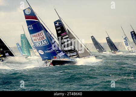 Ultim, Transat Jacques Vabre 2023 en mer agitée, le départ est donné pour l'Ultim, l'Ocean Fifty et la Class40. Dimanche 29 octobre peu après 13:00, au large du Havre, en France, les monocoques de classe 40 naviguent au départ de la course de voiliers à deux mains Jacques Vabre, du Havre à l'île française d'outre-mer de la Martinique, au Havre le 29 octobre 2023. Le départ des Imoca 40 dans la Transat Jacques-Vabre a été retardé en raison du mauvais temps, mais le départ des 55 bateaux dans les autres classes Ultim, Ocean Fifty et Class40 a été maintenu. Photo de Franck Castel/ABACAPRESS.COM Banque D'Images