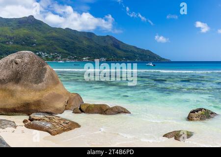 Beau Vallon Beach paysage par une journée d'été ensoleillée, Seychelles. Vue côtière avec sable blanc, et rochers côtiers Banque D'Images