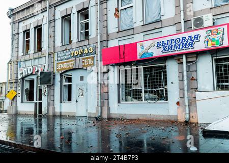 Kupiansk, Charkiv, Ukraine. 27 octobre 2023. Une vue d'une route vide et endommagée dans le centre-ville de Kupiansk. (Image de crédit : © Marco Cordone/SOPA Images via ZUMA Press Wire) USAGE ÉDITORIAL SEULEMENT! Non destiné à UN USAGE commercial ! Banque D'Images