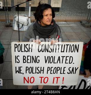 Varsovie, Pologne. 29 octobre 2023. Plusieurs dizaines de personnes ont été vues lors d'un rassemblement anti-gouvernemental devant le Palais présidentiel à Varsovie, en Pologne, le 29 octobre 2023. Les manifestants accusent le gouvernement de droit et Justice d'outrepasser leurs pouvoirs et de reculer sur la démocratie. (Photo Jaap Arriens/Sipa USA) crédit : SIPA USA/Alamy Live News Banque D'Images