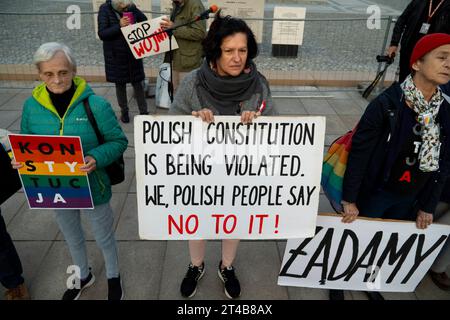 Varsovie, Pologne. 29 octobre 2023. Plusieurs dizaines de personnes ont été vues lors d'un rassemblement anti-gouvernemental devant le Palais présidentiel à Varsovie, en Pologne, le 29 octobre 2023. Les manifestants accusent le gouvernement de droit et Justice d'outrepasser leurs pouvoirs et de reculer sur la démocratie. (Photo Jaap Arriens/Sipa USA) crédit : SIPA USA/Alamy Live News Banque D'Images