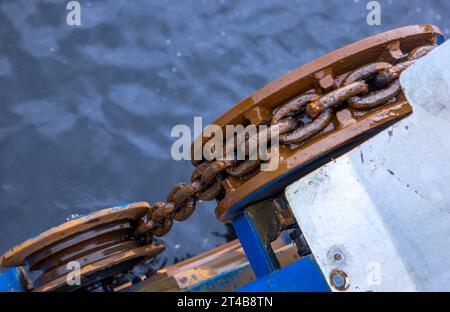 Stolpe, Allemagne. 26 octobre 2023. Le petit ferry de passagers est tiré à travers le Peene par la force musculaire ou un moteur auxiliaire sur une chaîne couchée au fond. De mars à octobre, les randonneurs ou les cyclistes peuvent traverser les près de 100 mètres de l'autre côté de la rivière. Cependant, la saison qui touche à sa fin pourrait être sa dernière - le seul ferry piétonnier entre Anklam et Jarmen est menacé de fermeture en raison du manque de soutien financier du quartier. La communauté a donc lancé une campagne pour sauver le ferry. Maintenant, 2 000 signatures seront collectées jusqu'à Credit : dpa/Alamy Live News Banque D'Images