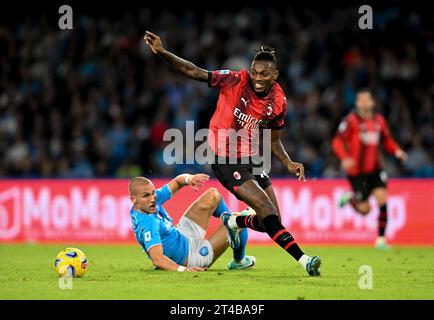 Naples, Italie. 29 octobre 2023. Rafael Leao (R) de l'AC Milan participe à un match de football de Serie A entre Naples et l'AC Milan à Naples, Italie, le 29 octobre 2023. Crédit : Augusto Casasoli/Xinhua/Alamy Live News Banque D'Images