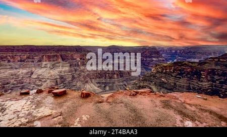 Belle photographie d'un coucher de soleil sur le bord ouest du parc national du Grand Canyon à la frontière des États de l'Arizona et du Nevada, États-Unis de Banque D'Images