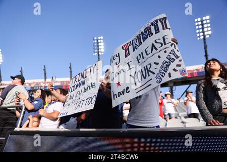 Los Angeles, Californie, États-Unis. 29 octobre 2023. Les fans tiennent des panneaux faits maison après un match amical international entre les États-Unis et la Colombie au Snapdragon Stadium à San Diego, en Californie. (Image de crédit : © Brenton Tse/ZUMA Press Wire) USAGE ÉDITORIAL SEULEMENT! Non destiné à UN USAGE commercial ! Crédit : ZUMA Press, Inc./Alamy Live News Banque D'Images