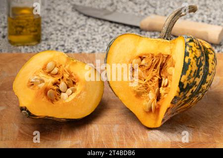 Fresh Acorn squash isolé sur fond blanc gros plan Banque D'Images