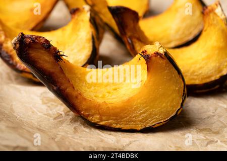 Coin de squash grillé à l'Acorn droit du feu en gros plan Banque D'Images