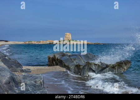 Pédalos sur la plage en face de la Torre di Bari Sardo, tour de guet espagnole historique du 16e siècle, Bari Sardo, Ogliastra, Sardaigne, Italie Banque D'Images