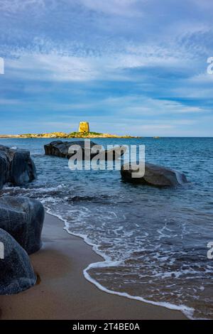 Torre di Bari Sardo, tour de guet espagnole historique du 16e siècle, Bari Sardo, Ogliastra, Sardaigne, Italie Banque D'Images