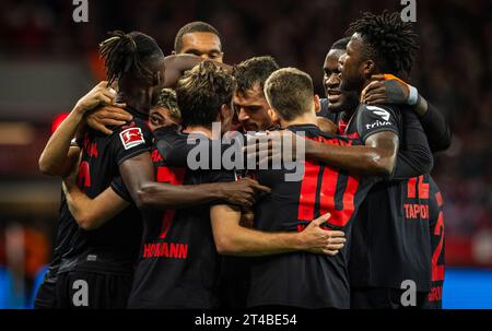 Leverkusen, Allemagne. 29 octobre 2023. Torjubel : Odilon Kossounou (Leverkusen) Exequiel Palacios (Leverkusen), Jonas Hofmann (Leverkusen), Jonathan Tah Banque D'Images