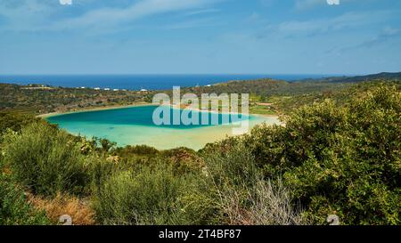 Bagno dell'Acqua, réservoir, eau vert foncé et vert clair, mer, arbustes, Pantelleria, îles pélagiques, Sicile, Italie Banque D'Images