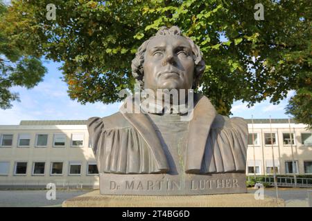 Martin Luther Monument, Inscription, buste, Bronze, Martin Luther Square, Schweinfurt, Basse-Franconie, Franconie, Bavière, Allemagne Banque D'Images