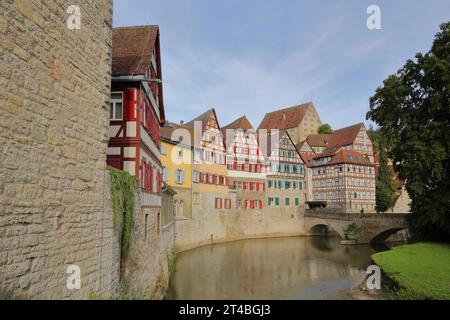 Mur de pierre depuis la tour Sulfer et vue depuis le pont Sulfer sur Kocher avec l'ancien Haalamt rouge, Steinerner Steg, paysage urbain et maisons à colombages Banque D'Images