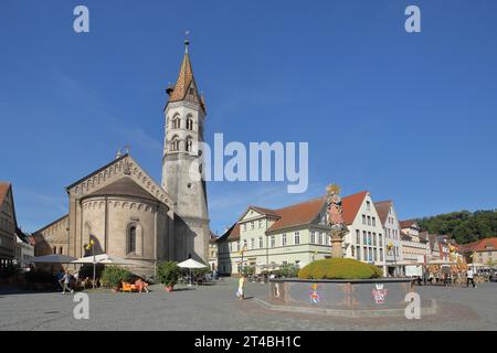 Place du marché avec St. Fontaine de Marie et rue néo-romane Église de Jean, peuple, Fontaine de boîte, Schwaebisch Gmuend, Baden-Wuerttemberg, Allemagne Banque D'Images