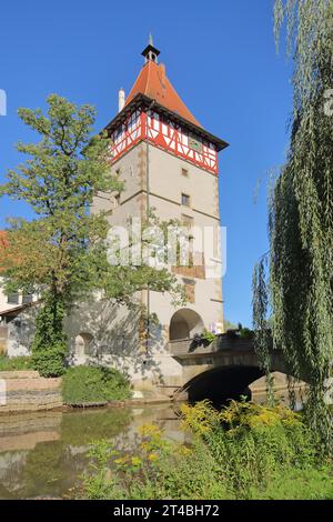 Historique porte Beinstein construite en 1491 sur les Rems, pont, porte de la ville, tour de la ville, Waiblingen, Baden-Wuerttemberg, Allemagne Banque D'Images