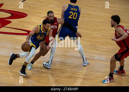 Huston, États-Unis. 29 octobre 2023. Stephen Curry (1st L) des Golden State Warriors est le pilote du ballon lors du match de saison régulière de la NBA 2023-2024 entre Houston Rockets et Golden State Warriors à Houston, Texas, États-Unis, le 29 octobre 2023. Crédit : Chen Chen/Xinhua/Alamy Live News Banque D'Images