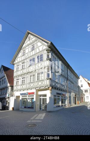 Maison grise à colombages Rathausapotheke, Waiblingen, Baden-Wuerttemberg, Allemagne Banque D'Images