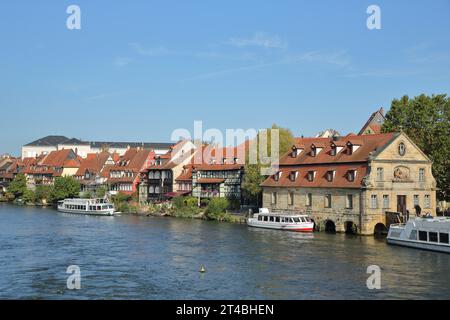 Ancien abattoir historique sur la rivière Regnitz et navires, rivière, rives, maisons, Bamberg, haute-Franconie, Franconie, Bavière, Allemagne Banque D'Images