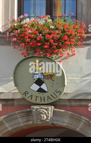 Armoiries de ville avec décoration florale sur la mairie, inscription, clé de voûte, détail, Neustadt an der Aisch, moyenne Franconie, Franconie Banque D'Images