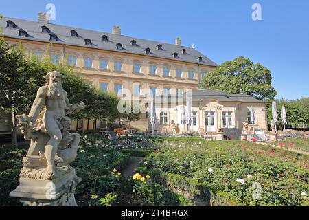 Sculpture dans la roseraie baroque, parterre de fleurs, bâtiment, jardin baroque, Nouvelle Résidence, Bamberg, haute-Franconie, Franconie, Bavière, Allemagne Banque D'Images