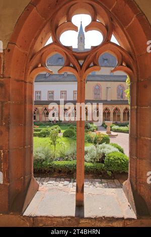 Vue par la fenêtre sur la cour intérieure avec cloître du monastère Augustinien construit 15e siècle, vue à travers, Landau in der Pfalz Banque D'Images