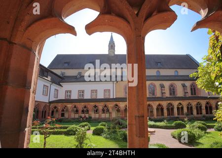 Vue par la fenêtre sur la cour intérieure avec cloître du monastère Augustinien construit 15e siècle, vue à travers, Landau in der Pfalz Banque D'Images