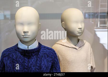 Vitrine avec poupées blanches pour enfants, Allgaeu, Bavière, Allemagne Banque D'Images