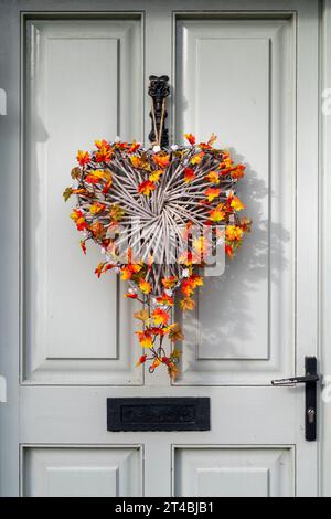 Couronne d'automne sur une porte de cottage grise. Northamptonshire, Angleterre Banque D'Images