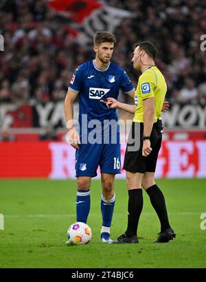 L'arbitre Felix Zwayer parle à Anton Stach TSG 1899 Hoffenheim (16), MHPArena, MHP Arena Stuttgart, Baden-Wuerttemberg, Allemagne Banque D'Images