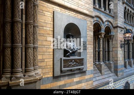 Sculpture, Frederick Courteney Selous, explorateur britannique, officier et chasseur, Entrance Hall Natural History Museum ou Natural History Museum Banque D'Images
