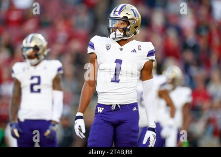 Le Wide Receiver des Washington Huskies Rome Odunze (1) regarde sur la touche lors d'un match de football universitaire de saison régulière contre le Stanford Cardinal, sa Banque D'Images