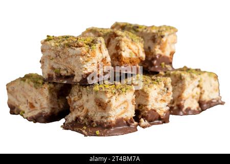 Biscuits aux pistaches et aux pépites de chocolat. Biscuits pistache frais isolés sur fond blanc. Gros plan Banque D'Images