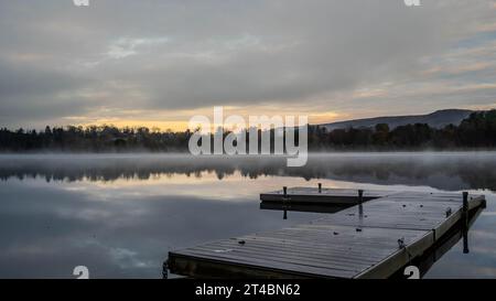 Brume au-dessus du lac Washinee, Connecticut, à l'aube. Banque D'Images
