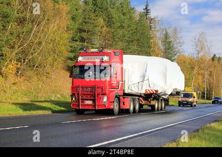 Rouge Volvo FH camion remorque à plateau M Nikkanen Ky transporte une large charge. Le transport dispose de 3 véhicules pilotes à l'avant et à l'arrière. Raasepori, Finlande. 13 octobre 23 Banque D'Images