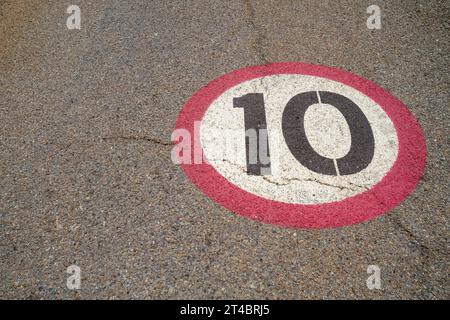 10 panneau de limite de vitesse peint sur le tarmac d'asphalte routier Banque D'Images