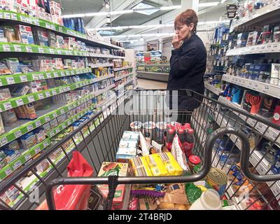 Marktkau - Einkauf zu Zeiten von inflation und Krieg in der Ukraine Kosmetik, Zahnpaster, Odol med, Sensodyne, Hygieneartikel, Preisvergleich, Marktkauf - Einkauf in einem Supermarkt oder Discounter *** Marktkau shopping à un moment d'inflation et de guerre en Ukraine cosmétiques, dentifrice, Odol med, Sensodyne, produits d'hygiène, comparaison de prix, Marktkauf shopping dans un supermarché ou un magasin discount. Crédit : Imago/Alamy Live News Banque D'Images