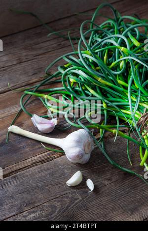 Flèches à l'ail. Un bouquet de verts sur la table. Alimentation en vitamines saine végétale. Tiges vertes de tiges plantules pour la salade et le ragoût. Herbes fraîches végétariennes, cuisine chinoise. Banque D'Images