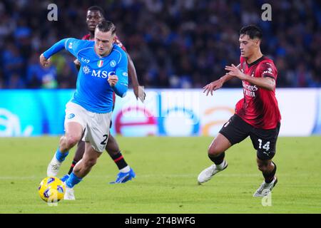 Naples, Italie, 29 octobre 2023 : Piotr Zielinski (20 NAPOLI) est en lice avec Tijjani Reijnders (14 Milan) lors du match de Serie A entre SSC Napoli et AC Milan au Stadio Maradona le 29 octobre 2023 à Naples, Italie (Foto Mosca / SPP) Banque D'Images